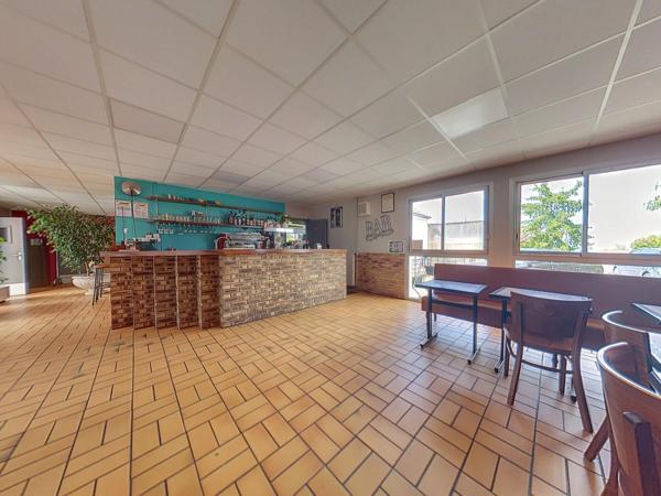 Immobilier commercial 400 m2, appartement 65 m2, terrain/parkings 9199 m2