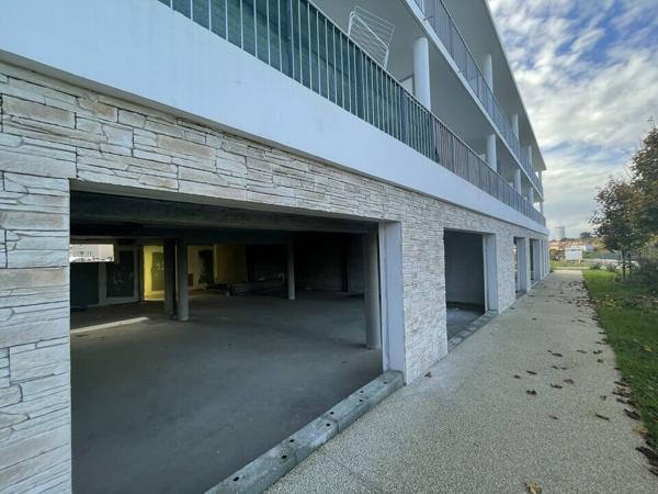 A VENDRE LOCAL PROFESSIONNEL 143M2 SAINT BENOIT - ZONE PRE MEDARD