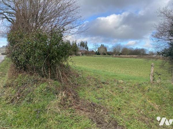 PROCHE A84 BOURG DE LA FERRIERE TERRAIN A BATIR 