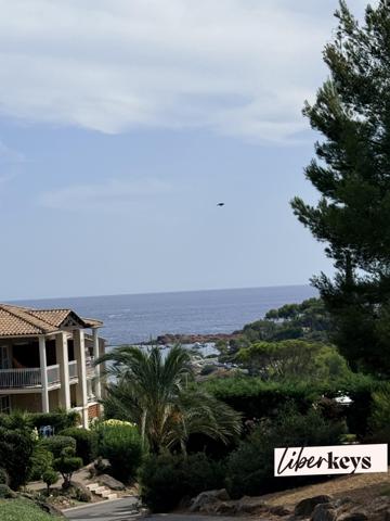  T3 EN REZ-DE-JARDIN AVEC VUE MER AU CŒUR DE CAP ESTÉREL 