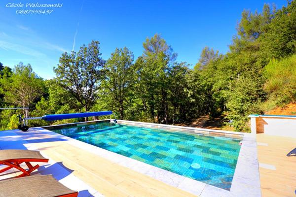 Propriété à Evenos 10 pièce(s) 310 m2 - deux maisons sur  une parcelle de 69215 m2