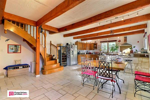 Propriété à Evenos 10 pièce(s) 310 m2 - deux maisons sur  une parcelle de 69215 m2