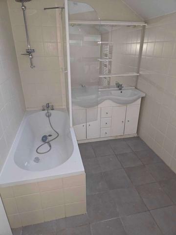 Maison mitoyenne d'un coté rénové avec terrasse plain sud