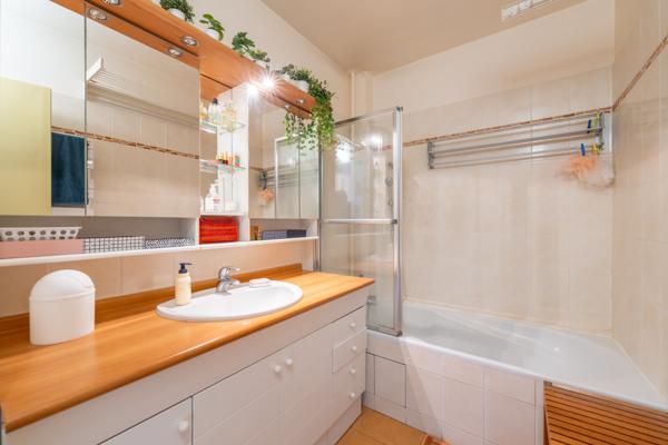 Appartement
         4 pièces
        - 94 m² Exclusivité 560 000 € *