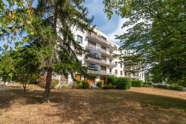 Appartement
         4 pièces
        - 94 m² Exclusivité 560 000 € *