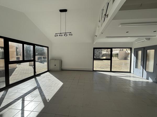 Local Commercial 6 pièces - 124 m² Exclusivité efficity