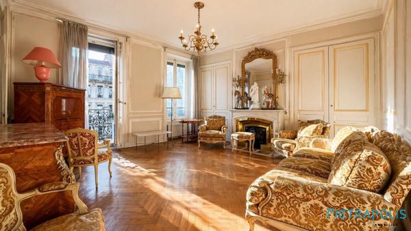 Dans bel ancien, appartement à rénover