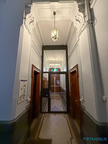 Dans bel ancien, appartement à rénover