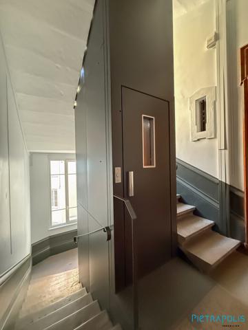 Dans bel ancien, appartement à rénover