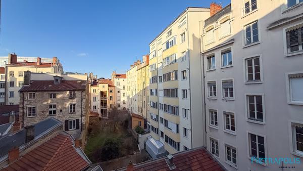 Dans bel ancien, appartement à rénover