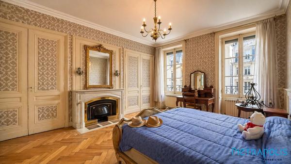 Dans bel ancien, appartement à rénover