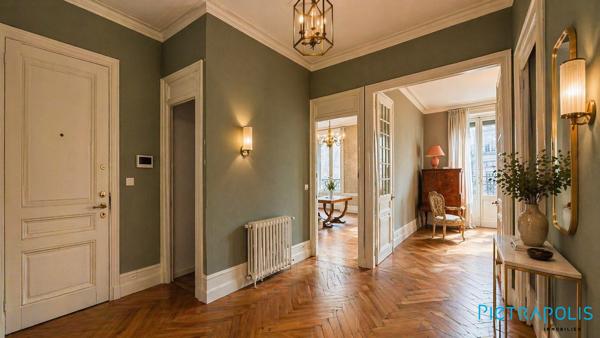 Dans bel ancien, appartement à rénover
