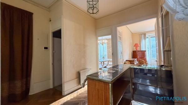 Dans bel ancien, appartement à rénover