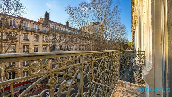 Dans bel ancien, appartement à rénover