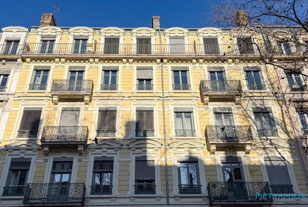 Dans bel ancien, appartement à rénover