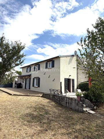 Ezy-sur-Eure, maison 5 pièces avec jardin d'environ 740M².

A seulement quelques pas du centre, découvrez cette maison familiale d'environ 100M² habitables, 
située dans une petite rue au calme, à proximité immédiate des commerces, du marché et des écoles.

Edifiée sur un beau terrain plat, cette maison bien entretenue offre un cadre de vie agréable, à la fois pratique au quotidien et propice à la détente.

Au rez-de-chaussée, vous découvrirez une entrée donnant sur une cuisine aménagée, ouverte sur la salle à manger, dans son prolongement, un salon cosy permet de profiter d'un espace de vie convivial.

Ce niveau dispose également d'un WC indépendant avec lave-mains ainsi que d'une salle de bain.

A l'étage, l'espace nuit propose 3 chambres avec placards, dont une chambre parentale avec sa propre salle d'eau.

Un garage complète la maison et offre un espace appréciable pour le stationnement, le rangement, ou le bricolage, suivant vos besoins.

Un extérieur pensé pour profiter pleinement du jardin constitue l'un des véritables atouts de cette propriété.

Plusieurs terrasses et espaces aménagés permettent de créer différentes ambiances dans le jardin à l'abri des regards: 
coin repas, espace détente, jeux pour enfants, ou moments conviviaux en famille et entre amis.

Les + du bien 

- Environnement calme
- Centre-ville accessible à pied
- Commerces, marché, écoles à proximité
- Terrain plat, soigné
- Plusieurs terrasses et espaces extérieurs aménagés
- Possibilité de garer plusieurs véhicules

Une maison familiale pleine de charme, alliant fonctionnalité et qualité de vie, bénéficiant d'un emplacement recherché et d'un beau jardin, à découvrir sans tarder.