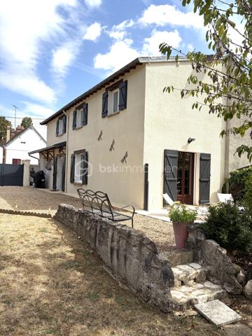 Ezy-sur-Eure, maison 5 pièces avec jardin d'environ 740M².

A seulement quelques pas du centre, découvrez cette maison familiale d'environ 100M² habitables, 
située dans une petite rue au calme, à proximité immédiate des commerces, du marché et des écoles.

Edifiée sur un beau terrain plat, cette maison bien entretenue offre un cadre de vie agréable, à la fois pratique au quotidien et propice à la détente.

Au rez-de-chaussée, vous découvrirez une entrée donnant sur une cuisine aménagée, ouverte sur la salle à manger, dans son prolongement, un salon cosy permet de profiter d'un espace de vie convivial.

Ce niveau dispose également d'un WC indépendant avec lave-mains ainsi que d'une salle de bain.

A l'étage, l'espace nuit propose 3 chambres avec placards, dont une chambre parentale avec sa propre salle d'eau.

Un garage complète la maison et offre un espace appréciable pour le stationnement, le rangement, ou le bricolage, suivant vos besoins.

Un extérieur pensé pour profiter pleinement du jardin constitue l'un des véritables atouts de cette propriété.

Plusieurs terrasses et espaces aménagés permettent de créer différentes ambiances dans le jardin à l'abri des regards: 
coin repas, espace détente, jeux pour enfants, ou moments conviviaux en famille et entre amis.

Les + du bien 

- Environnement calme
- Centre-ville accessible à pied
- Commerces, marché, écoles à proximité
- Terrain plat, soigné
- Plusieurs terrasses et espaces extérieurs aménagés
- Possibilité de garer plusieurs véhicules

Une maison familiale pleine de charme, alliant fonctionnalité et qualité de vie, bénéficiant d'un emplacement recherché et d'un beau jardin, à découvrir sans tarder.