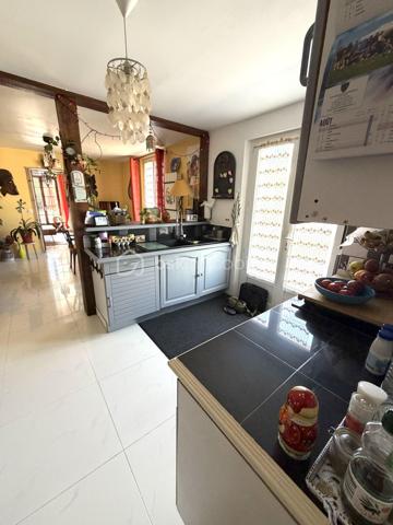 Ezy-sur-Eure, maison 5 pièces avec jardin d'environ 740M².

A seulement quelques pas du centre, découvrez cette maison familiale d'environ 100M² habitables, 
située dans une petite rue au calme, à proximité immédiate des commerces, du marché et des écoles.

Edifiée sur un beau terrain plat, cette maison bien entretenue offre un cadre de vie agréable, à la fois pratique au quotidien et propice à la détente.

Au rez-de-chaussée, vous découvrirez une entrée donnant sur une cuisine aménagée, ouverte sur la salle à manger, dans son prolongement, un salon cosy permet de profiter d'un espace de vie convivial.

Ce niveau dispose également d'un WC indépendant avec lave-mains ainsi que d'une salle de bain.

A l'étage, l'espace nuit propose 3 chambres avec placards, dont une chambre parentale avec sa propre salle d'eau.

Un garage complète la maison et offre un espace appréciable pour le stationnement, le rangement, ou le bricolage, suivant vos besoins.

Un extérieur pensé pour profiter pleinement du jardin constitue l'un des véritables atouts de cette propriété.

Plusieurs terrasses et espaces aménagés permettent de créer différentes ambiances dans le jardin à l'abri des regards: 
coin repas, espace détente, jeux pour enfants, ou moments conviviaux en famille et entre amis.

Les + du bien 

- Environnement calme
- Centre-ville accessible à pied
- Commerces, marché, écoles à proximité
- Terrain plat, soigné
- Plusieurs terrasses et espaces extérieurs aménagés
- Possibilité de garer plusieurs véhicules

Une maison familiale pleine de charme, alliant fonctionnalité et qualité de vie, bénéficiant d'un emplacement recherché et d'un beau jardin, à découvrir sans tarder.
