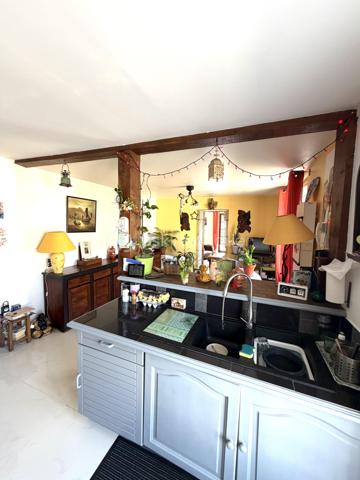 Ezy-sur-Eure, maison 5 pièces avec jardin d'environ 740M².

A seulement quelques pas du centre, découvrez cette maison familiale d'environ 100M² habitables, 
située dans une petite rue au calme, à proximité immédiate des commerces, du marché et des écoles.

Edifiée sur un beau terrain plat, cette maison bien entretenue offre un cadre de vie agréable, à la fois pratique au quotidien et propice à la détente.

Au rez-de-chaussée, vous découvrirez une entrée donnant sur une cuisine aménagée, ouverte sur la salle à manger, dans son prolongement, un salon cosy permet de profiter d'un espace de vie convivial.

Ce niveau dispose également d'un WC indépendant avec lave-mains ainsi que d'une salle de bain.

A l'étage, l'espace nuit propose 3 chambres avec placards, dont une chambre parentale avec sa propre salle d'eau.

Un garage complète la maison et offre un espace appréciable pour le stationnement, le rangement, ou le bricolage, suivant vos besoins.

Un extérieur pensé pour profiter pleinement du jardin constitue l'un des véritables atouts de cette propriété.

Plusieurs terrasses et espaces aménagés permettent de créer différentes ambiances dans le jardin à l'abri des regards: 
coin repas, espace détente, jeux pour enfants, ou moments conviviaux en famille et entre amis.

Les + du bien 

- Environnement calme
- Centre-ville accessible à pied
- Commerces, marché, écoles à proximité
- Terrain plat, soigné
- Plusieurs terrasses et espaces extérieurs aménagés
- Possibilité de garer plusieurs véhicules

Une maison familiale pleine de charme, alliant fonctionnalité et qualité de vie, bénéficiant d'un emplacement recherché et d'un beau jardin, à découvrir sans tarder.