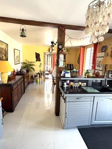 Ezy-sur-Eure, maison 5 pièces avec jardin d'environ 740M².

A seulement quelques pas du centre, découvrez cette maison familiale d'environ 100M² habitables, 
située dans une petite rue au calme, à proximité immédiate des commerces, du marché et des écoles.

Edifiée sur un beau terrain plat, cette maison bien entretenue offre un cadre de vie agréable, à la fois pratique au quotidien et propice à la détente.

Au rez-de-chaussée, vous découvrirez une entrée donnant sur une cuisine aménagée, ouverte sur la salle à manger, dans son prolongement, un salon cosy permet de profiter d'un espace de vie convivial.

Ce niveau dispose également d'un WC indépendant avec lave-mains ainsi que d'une salle de bain.

A l'étage, l'espace nuit propose 3 chambres avec placards, dont une chambre parentale avec sa propre salle d'eau.

Un garage complète la maison et offre un espace appréciable pour le stationnement, le rangement, ou le bricolage, suivant vos besoins.

Un extérieur pensé pour profiter pleinement du jardin constitue l'un des véritables atouts de cette propriété.

Plusieurs terrasses et espaces aménagés permettent de créer différentes ambiances dans le jardin à l'abri des regards: 
coin repas, espace détente, jeux pour enfants, ou moments conviviaux en famille et entre amis.

Les + du bien 

- Environnement calme
- Centre-ville accessible à pied
- Commerces, marché, écoles à proximité
- Terrain plat, soigné
- Plusieurs terrasses et espaces extérieurs aménagés
- Possibilité de garer plusieurs véhicules

Une maison familiale pleine de charme, alliant fonctionnalité et qualité de vie, bénéficiant d'un emplacement recherché et d'un beau jardin, à découvrir sans tarder.