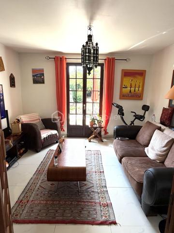 Ezy-sur-Eure, maison 5 pièces avec jardin d'environ 740M².

A seulement quelques pas du centre, découvrez cette maison familiale d'environ 100M² habitables, 
située dans une petite rue au calme, à proximité immédiate des commerces, du marché et des écoles.

Edifiée sur un beau terrain plat, cette maison bien entretenue offre un cadre de vie agréable, à la fois pratique au quotidien et propice à la détente.

Au rez-de-chaussée, vous découvrirez une entrée donnant sur une cuisine aménagée, ouverte sur la salle à manger, dans son prolongement, un salon cosy permet de profiter d'un espace de vie convivial.

Ce niveau dispose également d'un WC indépendant avec lave-mains ainsi que d'une salle de bain.

A l'étage, l'espace nuit propose 3 chambres avec placards, dont une chambre parentale avec sa propre salle d'eau.

Un garage complète la maison et offre un espace appréciable pour le stationnement, le rangement, ou le bricolage, suivant vos besoins.

Un extérieur pensé pour profiter pleinement du jardin constitue l'un des véritables atouts de cette propriété.

Plusieurs terrasses et espaces aménagés permettent de créer différentes ambiances dans le jardin à l'abri des regards: 
coin repas, espace détente, jeux pour enfants, ou moments conviviaux en famille et entre amis.

Les + du bien 

- Environnement calme
- Centre-ville accessible à pied
- Commerces, marché, écoles à proximité
- Terrain plat, soigné
- Plusieurs terrasses et espaces extérieurs aménagés
- Possibilité de garer plusieurs véhicules

Une maison familiale pleine de charme, alliant fonctionnalité et qualité de vie, bénéficiant d'un emplacement recherché et d'un beau jardin, à découvrir sans tarder.