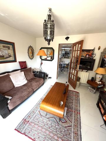Ezy-sur-Eure, maison 5 pièces avec jardin d'environ 740M².

A seulement quelques pas du centre, découvrez cette maison familiale d'environ 100M² habitables, 
située dans une petite rue au calme, à proximité immédiate des commerces, du marché et des écoles.

Edifiée sur un beau terrain plat, cette maison bien entretenue offre un cadre de vie agréable, à la fois pratique au quotidien et propice à la détente.

Au rez-de-chaussée, vous découvrirez une entrée donnant sur une cuisine aménagée, ouverte sur la salle à manger, dans son prolongement, un salon cosy permet de profiter d'un espace de vie convivial.

Ce niveau dispose également d'un WC indépendant avec lave-mains ainsi que d'une salle de bain.

A l'étage, l'espace nuit propose 3 chambres avec placards, dont une chambre parentale avec sa propre salle d'eau.

Un garage complète la maison et offre un espace appréciable pour le stationnement, le rangement, ou le bricolage, suivant vos besoins.

Un extérieur pensé pour profiter pleinement du jardin constitue l'un des véritables atouts de cette propriété.

Plusieurs terrasses et espaces aménagés permettent de créer différentes ambiances dans le jardin à l'abri des regards: 
coin repas, espace détente, jeux pour enfants, ou moments conviviaux en famille et entre amis.

Les + du bien 

- Environnement calme
- Centre-ville accessible à pied
- Commerces, marché, écoles à proximité
- Terrain plat, soigné
- Plusieurs terrasses et espaces extérieurs aménagés
- Possibilité de garer plusieurs véhicules

Une maison familiale pleine de charme, alliant fonctionnalité et qualité de vie, bénéficiant d'un emplacement recherché et d'un beau jardin, à découvrir sans tarder.