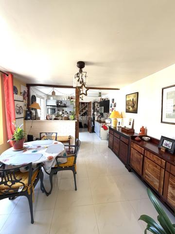 Ezy-sur-Eure, maison 5 pièces avec jardin d'environ 740M².

A seulement quelques pas du centre, découvrez cette maison familiale d'environ 100M² habitables, 
située dans une petite rue au calme, à proximité immédiate des commerces, du marché et des écoles.

Edifiée sur un beau terrain plat, cette maison bien entretenue offre un cadre de vie agréable, à la fois pratique au quotidien et propice à la détente.

Au rez-de-chaussée, vous découvrirez une entrée donnant sur une cuisine aménagée, ouverte sur la salle à manger, dans son prolongement, un salon cosy permet de profiter d'un espace de vie convivial.

Ce niveau dispose également d'un WC indépendant avec lave-mains ainsi que d'une salle de bain.

A l'étage, l'espace nuit propose 3 chambres avec placards, dont une chambre parentale avec sa propre salle d'eau.

Un garage complète la maison et offre un espace appréciable pour le stationnement, le rangement, ou le bricolage, suivant vos besoins.

Un extérieur pensé pour profiter pleinement du jardin constitue l'un des véritables atouts de cette propriété.

Plusieurs terrasses et espaces aménagés permettent de créer différentes ambiances dans le jardin à l'abri des regards: 
coin repas, espace détente, jeux pour enfants, ou moments conviviaux en famille et entre amis.

Les + du bien 

- Environnement calme
- Centre-ville accessible à pied
- Commerces, marché, écoles à proximité
- Terrain plat, soigné
- Plusieurs terrasses et espaces extérieurs aménagés
- Possibilité de garer plusieurs véhicules

Une maison familiale pleine de charme, alliant fonctionnalité et qualité de vie, bénéficiant d'un emplacement recherché et d'un beau jardin, à découvrir sans tarder.