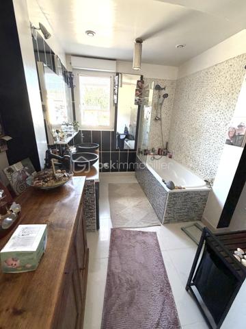 Ezy-sur-Eure, maison 5 pièces avec jardin d'environ 740M².

A seulement quelques pas du centre, découvrez cette maison familiale d'environ 100M² habitables, 
située dans une petite rue au calme, à proximité immédiate des commerces, du marché et des écoles.

Edifiée sur un beau terrain plat, cette maison bien entretenue offre un cadre de vie agréable, à la fois pratique au quotidien et propice à la détente.

Au rez-de-chaussée, vous découvrirez une entrée donnant sur une cuisine aménagée, ouverte sur la salle à manger, dans son prolongement, un salon cosy permet de profiter d'un espace de vie convivial.

Ce niveau dispose également d'un WC indépendant avec lave-mains ainsi que d'une salle de bain.

A l'étage, l'espace nuit propose 3 chambres avec placards, dont une chambre parentale avec sa propre salle d'eau.

Un garage complète la maison et offre un espace appréciable pour le stationnement, le rangement, ou le bricolage, suivant vos besoins.

Un extérieur pensé pour profiter pleinement du jardin constitue l'un des véritables atouts de cette propriété.

Plusieurs terrasses et espaces aménagés permettent de créer différentes ambiances dans le jardin à l'abri des regards: 
coin repas, espace détente, jeux pour enfants, ou moments conviviaux en famille et entre amis.

Les + du bien 

- Environnement calme
- Centre-ville accessible à pied
- Commerces, marché, écoles à proximité
- Terrain plat, soigné
- Plusieurs terrasses et espaces extérieurs aménagés
- Possibilité de garer plusieurs véhicules

Une maison familiale pleine de charme, alliant fonctionnalité et qualité de vie, bénéficiant d'un emplacement recherché et d'un beau jardin, à découvrir sans tarder.