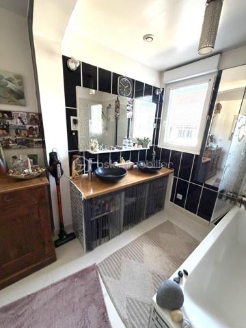 Ezy-sur-Eure, maison 5 pièces avec jardin d'environ 740M².

A seulement quelques pas du centre, découvrez cette maison familiale d'environ 100M² habitables, 
située dans une petite rue au calme, à proximité immédiate des commerces, du marché et des écoles.

Edifiée sur un beau terrain plat, cette maison bien entretenue offre un cadre de vie agréable, à la fois pratique au quotidien et propice à la détente.

Au rez-de-chaussée, vous découvrirez une entrée donnant sur une cuisine aménagée, ouverte sur la salle à manger, dans son prolongement, un salon cosy permet de profiter d'un espace de vie convivial.

Ce niveau dispose également d'un WC indépendant avec lave-mains ainsi que d'une salle de bain.

A l'étage, l'espace nuit propose 3 chambres avec placards, dont une chambre parentale avec sa propre salle d'eau.

Un garage complète la maison et offre un espace appréciable pour le stationnement, le rangement, ou le bricolage, suivant vos besoins.

Un extérieur pensé pour profiter pleinement du jardin constitue l'un des véritables atouts de cette propriété.

Plusieurs terrasses et espaces aménagés permettent de créer différentes ambiances dans le jardin à l'abri des regards: 
coin repas, espace détente, jeux pour enfants, ou moments conviviaux en famille et entre amis.

Les + du bien 

- Environnement calme
- Centre-ville accessible à pied
- Commerces, marché, écoles à proximité
- Terrain plat, soigné
- Plusieurs terrasses et espaces extérieurs aménagés
- Possibilité de garer plusieurs véhicules

Une maison familiale pleine de charme, alliant fonctionnalité et qualité de vie, bénéficiant d'un emplacement recherché et d'un beau jardin, à découvrir sans tarder.