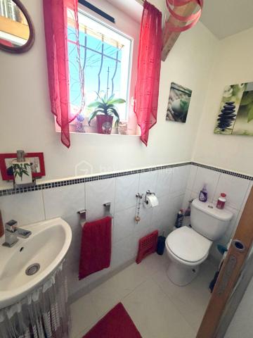 Ezy-sur-Eure, maison 5 pièces avec jardin d'environ 740M².

A seulement quelques pas du centre, découvrez cette maison familiale d'environ 100M² habitables, 
située dans une petite rue au calme, à proximité immédiate des commerces, du marché et des écoles.

Edifiée sur un beau terrain plat, cette maison bien entretenue offre un cadre de vie agréable, à la fois pratique au quotidien et propice à la détente.

Au rez-de-chaussée, vous découvrirez une entrée donnant sur une cuisine aménagée, ouverte sur la salle à manger, dans son prolongement, un salon cosy permet de profiter d'un espace de vie convivial.

Ce niveau dispose également d'un WC indépendant avec lave-mains ainsi que d'une salle de bain.

A l'étage, l'espace nuit propose 3 chambres avec placards, dont une chambre parentale avec sa propre salle d'eau.

Un garage complète la maison et offre un espace appréciable pour le stationnement, le rangement, ou le bricolage, suivant vos besoins.

Un extérieur pensé pour profiter pleinement du jardin constitue l'un des véritables atouts de cette propriété.

Plusieurs terrasses et espaces aménagés permettent de créer différentes ambiances dans le jardin à l'abri des regards: 
coin repas, espace détente, jeux pour enfants, ou moments conviviaux en famille et entre amis.

Les + du bien 

- Environnement calme
- Centre-ville accessible à pied
- Commerces, marché, écoles à proximité
- Terrain plat, soigné
- Plusieurs terrasses et espaces extérieurs aménagés
- Possibilité de garer plusieurs véhicules

Une maison familiale pleine de charme, alliant fonctionnalité et qualité de vie, bénéficiant d'un emplacement recherché et d'un beau jardin, à découvrir sans tarder.