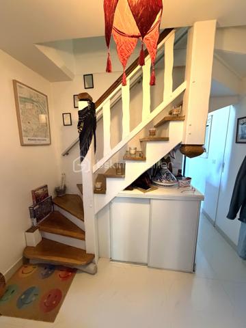 Ezy-sur-Eure, maison 5 pièces avec jardin d'environ 740M².

A seulement quelques pas du centre, découvrez cette maison familiale d'environ 100M² habitables, 
située dans une petite rue au calme, à proximité immédiate des commerces, du marché et des écoles.

Edifiée sur un beau terrain plat, cette maison bien entretenue offre un cadre de vie agréable, à la fois pratique au quotidien et propice à la détente.

Au rez-de-chaussée, vous découvrirez une entrée donnant sur une cuisine aménagée, ouverte sur la salle à manger, dans son prolongement, un salon cosy permet de profiter d'un espace de vie convivial.

Ce niveau dispose également d'un WC indépendant avec lave-mains ainsi que d'une salle de bain.

A l'étage, l'espace nuit propose 3 chambres avec placards, dont une chambre parentale avec sa propre salle d'eau.

Un garage complète la maison et offre un espace appréciable pour le stationnement, le rangement, ou le bricolage, suivant vos besoins.

Un extérieur pensé pour profiter pleinement du jardin constitue l'un des véritables atouts de cette propriété.

Plusieurs terrasses et espaces aménagés permettent de créer différentes ambiances dans le jardin à l'abri des regards: 
coin repas, espace détente, jeux pour enfants, ou moments conviviaux en famille et entre amis.

Les + du bien 

- Environnement calme
- Centre-ville accessible à pied
- Commerces, marché, écoles à proximité
- Terrain plat, soigné
- Plusieurs terrasses et espaces extérieurs aménagés
- Possibilité de garer plusieurs véhicules

Une maison familiale pleine de charme, alliant fonctionnalité et qualité de vie, bénéficiant d'un emplacement recherché et d'un beau jardin, à découvrir sans tarder.