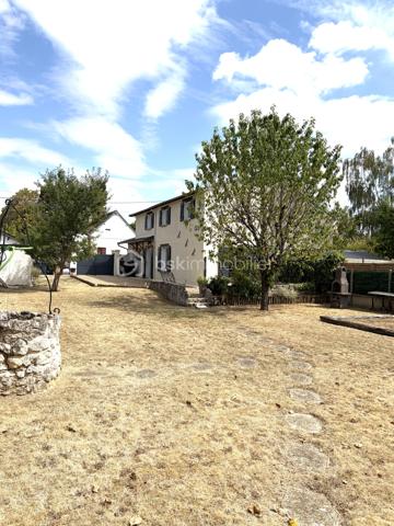 Ezy-sur-Eure, maison 5 pièces avec jardin d'environ 740M².

A seulement quelques pas du centre, découvrez cette maison familiale d'environ 100M² habitables, 
située dans une petite rue au calme, à proximité immédiate des commerces, du marché et des écoles.

Edifiée sur un beau terrain plat, cette maison bien entretenue offre un cadre de vie agréable, à la fois pratique au quotidien et propice à la détente.

Au rez-de-chaussée, vous découvrirez une entrée donnant sur une cuisine aménagée, ouverte sur la salle à manger, dans son prolongement, un salon cosy permet de profiter d'un espace de vie convivial.

Ce niveau dispose également d'un WC indépendant avec lave-mains ainsi que d'une salle de bain.

A l'étage, l'espace nuit propose 3 chambres avec placards, dont une chambre parentale avec sa propre salle d'eau.

Un garage complète la maison et offre un espace appréciable pour le stationnement, le rangement, ou le bricolage, suivant vos besoins.

Un extérieur pensé pour profiter pleinement du jardin constitue l'un des véritables atouts de cette propriété.

Plusieurs terrasses et espaces aménagés permettent de créer différentes ambiances dans le jardin à l'abri des regards: 
coin repas, espace détente, jeux pour enfants, ou moments conviviaux en famille et entre amis.

Les + du bien 

- Environnement calme
- Centre-ville accessible à pied
- Commerces, marché, écoles à proximité
- Terrain plat, soigné
- Plusieurs terrasses et espaces extérieurs aménagés
- Possibilité de garer plusieurs véhicules

Une maison familiale pleine de charme, alliant fonctionnalité et qualité de vie, bénéficiant d'un emplacement recherché et d'un beau jardin, à découvrir sans tarder.