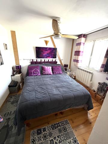Ezy-sur-Eure, maison 5 pièces avec jardin d'environ 740M².

A seulement quelques pas du centre, découvrez cette maison familiale d'environ 100M² habitables, 
située dans une petite rue au calme, à proximité immédiate des commerces, du marché et des écoles.

Edifiée sur un beau terrain plat, cette maison bien entretenue offre un cadre de vie agréable, à la fois pratique au quotidien et propice à la détente.

Au rez-de-chaussée, vous découvrirez une entrée donnant sur une cuisine aménagée, ouverte sur la salle à manger, dans son prolongement, un salon cosy permet de profiter d'un espace de vie convivial.

Ce niveau dispose également d'un WC indépendant avec lave-mains ainsi que d'une salle de bain.

A l'étage, l'espace nuit propose 3 chambres avec placards, dont une chambre parentale avec sa propre salle d'eau.

Un garage complète la maison et offre un espace appréciable pour le stationnement, le rangement, ou le bricolage, suivant vos besoins.

Un extérieur pensé pour profiter pleinement du jardin constitue l'un des véritables atouts de cette propriété.

Plusieurs terrasses et espaces aménagés permettent de créer différentes ambiances dans le jardin à l'abri des regards: 
coin repas, espace détente, jeux pour enfants, ou moments conviviaux en famille et entre amis.

Les + du bien 

- Environnement calme
- Centre-ville accessible à pied
- Commerces, marché, écoles à proximité
- Terrain plat, soigné
- Plusieurs terrasses et espaces extérieurs aménagés
- Possibilité de garer plusieurs véhicules

Une maison familiale pleine de charme, alliant fonctionnalité et qualité de vie, bénéficiant d'un emplacement recherché et d'un beau jardin, à découvrir sans tarder.