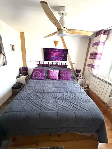 Ezy-sur-Eure, maison 5 pièces avec jardin d'environ 740M².

A seulement quelques pas du centre, découvrez cette maison familiale d'environ 100M² habitables, 
située dans une petite rue au calme, à proximité immédiate des commerces, du marché et des écoles.

Edifiée sur un beau terrain plat, cette maison bien entretenue offre un cadre de vie agréable, à la fois pratique au quotidien et propice à la détente.

Au rez-de-chaussée, vous découvrirez une entrée donnant sur une cuisine aménagée, ouverte sur la salle à manger, dans son prolongement, un salon cosy permet de profiter d'un espace de vie convivial.

Ce niveau dispose également d'un WC indépendant avec lave-mains ainsi que d'une salle de bain.

A l'étage, l'espace nuit propose 3 chambres avec placards, dont une chambre parentale avec sa propre salle d'eau.

Un garage complète la maison et offre un espace appréciable pour le stationnement, le rangement, ou le bricolage, suivant vos besoins.

Un extérieur pensé pour profiter pleinement du jardin constitue l'un des véritables atouts de cette propriété.

Plusieurs terrasses et espaces aménagés permettent de créer différentes ambiances dans le jardin à l'abri des regards: 
coin repas, espace détente, jeux pour enfants, ou moments conviviaux en famille et entre amis.

Les + du bien 

- Environnement calme
- Centre-ville accessible à pied
- Commerces, marché, écoles à proximité
- Terrain plat, soigné
- Plusieurs terrasses et espaces extérieurs aménagés
- Possibilité de garer plusieurs véhicules

Une maison familiale pleine de charme, alliant fonctionnalité et qualité de vie, bénéficiant d'un emplacement recherché et d'un beau jardin, à découvrir sans tarder.