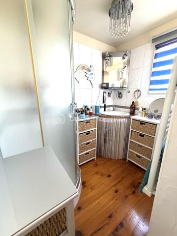 Ezy-sur-Eure, maison 5 pièces avec jardin d'environ 740M².

A seulement quelques pas du centre, découvrez cette maison familiale d'environ 100M² habitables, 
située dans une petite rue au calme, à proximité immédiate des commerces, du marché et des écoles.

Edifiée sur un beau terrain plat, cette maison bien entretenue offre un cadre de vie agréable, à la fois pratique au quotidien et propice à la détente.

Au rez-de-chaussée, vous découvrirez une entrée donnant sur une cuisine aménagée, ouverte sur la salle à manger, dans son prolongement, un salon cosy permet de profiter d'un espace de vie convivial.

Ce niveau dispose également d'un WC indépendant avec lave-mains ainsi que d'une salle de bain.

A l'étage, l'espace nuit propose 3 chambres avec placards, dont une chambre parentale avec sa propre salle d'eau.

Un garage complète la maison et offre un espace appréciable pour le stationnement, le rangement, ou le bricolage, suivant vos besoins.

Un extérieur pensé pour profiter pleinement du jardin constitue l'un des véritables atouts de cette propriété.

Plusieurs terrasses et espaces aménagés permettent de créer différentes ambiances dans le jardin à l'abri des regards: 
coin repas, espace détente, jeux pour enfants, ou moments conviviaux en famille et entre amis.

Les + du bien 

- Environnement calme
- Centre-ville accessible à pied
- Commerces, marché, écoles à proximité
- Terrain plat, soigné
- Plusieurs terrasses et espaces extérieurs aménagés
- Possibilité de garer plusieurs véhicules

Une maison familiale pleine de charme, alliant fonctionnalité et qualité de vie, bénéficiant d'un emplacement recherché et d'un beau jardin, à découvrir sans tarder.