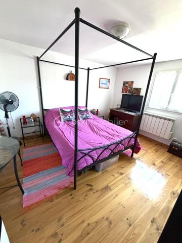 Ezy-sur-Eure, maison 5 pièces avec jardin d'environ 740M².

A seulement quelques pas du centre, découvrez cette maison familiale d'environ 100M² habitables, 
située dans une petite rue au calme, à proximité immédiate des commerces, du marché et des écoles.

Edifiée sur un beau terrain plat, cette maison bien entretenue offre un cadre de vie agréable, à la fois pratique au quotidien et propice à la détente.

Au rez-de-chaussée, vous découvrirez une entrée donnant sur une cuisine aménagée, ouverte sur la salle à manger, dans son prolongement, un salon cosy permet de profiter d'un espace de vie convivial.

Ce niveau dispose également d'un WC indépendant avec lave-mains ainsi que d'une salle de bain.

A l'étage, l'espace nuit propose 3 chambres avec placards, dont une chambre parentale avec sa propre salle d'eau.

Un garage complète la maison et offre un espace appréciable pour le stationnement, le rangement, ou le bricolage, suivant vos besoins.

Un extérieur pensé pour profiter pleinement du jardin constitue l'un des véritables atouts de cette propriété.

Plusieurs terrasses et espaces aménagés permettent de créer différentes ambiances dans le jardin à l'abri des regards: 
coin repas, espace détente, jeux pour enfants, ou moments conviviaux en famille et entre amis.

Les + du bien 

- Environnement calme
- Centre-ville accessible à pied
- Commerces, marché, écoles à proximité
- Terrain plat, soigné
- Plusieurs terrasses et espaces extérieurs aménagés
- Possibilité de garer plusieurs véhicules

Une maison familiale pleine de charme, alliant fonctionnalité et qualité de vie, bénéficiant d'un emplacement recherché et d'un beau jardin, à découvrir sans tarder.