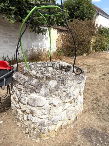 Ezy-sur-Eure, maison 5 pièces avec jardin d'environ 740M².

A seulement quelques pas du centre, découvrez cette maison familiale d'environ 100M² habitables, 
située dans une petite rue au calme, à proximité immédiate des commerces, du marché et des écoles.

Edifiée sur un beau terrain plat, cette maison bien entretenue offre un cadre de vie agréable, à la fois pratique au quotidien et propice à la détente.

Au rez-de-chaussée, vous découvrirez une entrée donnant sur une cuisine aménagée, ouverte sur la salle à manger, dans son prolongement, un salon cosy permet de profiter d'un espace de vie convivial.

Ce niveau dispose également d'un WC indépendant avec lave-mains ainsi que d'une salle de bain.

A l'étage, l'espace nuit propose 3 chambres avec placards, dont une chambre parentale avec sa propre salle d'eau.

Un garage complète la maison et offre un espace appréciable pour le stationnement, le rangement, ou le bricolage, suivant vos besoins.

Un extérieur pensé pour profiter pleinement du jardin constitue l'un des véritables atouts de cette propriété.

Plusieurs terrasses et espaces aménagés permettent de créer différentes ambiances dans le jardin à l'abri des regards: 
coin repas, espace détente, jeux pour enfants, ou moments conviviaux en famille et entre amis.

Les + du bien 

- Environnement calme
- Centre-ville accessible à pied
- Commerces, marché, écoles à proximité
- Terrain plat, soigné
- Plusieurs terrasses et espaces extérieurs aménagés
- Possibilité de garer plusieurs véhicules

Une maison familiale pleine de charme, alliant fonctionnalité et qualité de vie, bénéficiant d'un emplacement recherché et d'un beau jardin, à découvrir sans tarder.