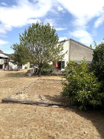 Ezy-sur-Eure, maison 5 pièces avec jardin d'environ 740M².

A seulement quelques pas du centre, découvrez cette maison familiale d'environ 100M² habitables, 
située dans une petite rue au calme, à proximité immédiate des commerces, du marché et des écoles.

Edifiée sur un beau terrain plat, cette maison bien entretenue offre un cadre de vie agréable, à la fois pratique au quotidien et propice à la détente.

Au rez-de-chaussée, vous découvrirez une entrée donnant sur une cuisine aménagée, ouverte sur la salle à manger, dans son prolongement, un salon cosy permet de profiter d'un espace de vie convivial.

Ce niveau dispose également d'un WC indépendant avec lave-mains ainsi que d'une salle de bain.

A l'étage, l'espace nuit propose 3 chambres avec placards, dont une chambre parentale avec sa propre salle d'eau.

Un garage complète la maison et offre un espace appréciable pour le stationnement, le rangement, ou le bricolage, suivant vos besoins.

Un extérieur pensé pour profiter pleinement du jardin constitue l'un des véritables atouts de cette propriété.

Plusieurs terrasses et espaces aménagés permettent de créer différentes ambiances dans le jardin à l'abri des regards: 
coin repas, espace détente, jeux pour enfants, ou moments conviviaux en famille et entre amis.

Les + du bien 

- Environnement calme
- Centre-ville accessible à pied
- Commerces, marché, écoles à proximité
- Terrain plat, soigné
- Plusieurs terrasses et espaces extérieurs aménagés
- Possibilité de garer plusieurs véhicules

Une maison familiale pleine de charme, alliant fonctionnalité et qualité de vie, bénéficiant d'un emplacement recherché et d'un beau jardin, à découvrir sans tarder.