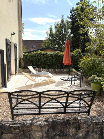Ezy-sur-Eure, maison 5 pièces avec jardin d'environ 740M².

A seulement quelques pas du centre, découvrez cette maison familiale d'environ 100M² habitables, 
située dans une petite rue au calme, à proximité immédiate des commerces, du marché et des écoles.

Edifiée sur un beau terrain plat, cette maison bien entretenue offre un cadre de vie agréable, à la fois pratique au quotidien et propice à la détente.

Au rez-de-chaussée, vous découvrirez une entrée donnant sur une cuisine aménagée, ouverte sur la salle à manger, dans son prolongement, un salon cosy permet de profiter d'un espace de vie convivial.

Ce niveau dispose également d'un WC indépendant avec lave-mains ainsi que d'une salle de bain.

A l'étage, l'espace nuit propose 3 chambres avec placards, dont une chambre parentale avec sa propre salle d'eau.

Un garage complète la maison et offre un espace appréciable pour le stationnement, le rangement, ou le bricolage, suivant vos besoins.

Un extérieur pensé pour profiter pleinement du jardin constitue l'un des véritables atouts de cette propriété.

Plusieurs terrasses et espaces aménagés permettent de créer différentes ambiances dans le jardin à l'abri des regards: 
coin repas, espace détente, jeux pour enfants, ou moments conviviaux en famille et entre amis.

Les + du bien 

- Environnement calme
- Centre-ville accessible à pied
- Commerces, marché, écoles à proximité
- Terrain plat, soigné
- Plusieurs terrasses et espaces extérieurs aménagés
- Possibilité de garer plusieurs véhicules

Une maison familiale pleine de charme, alliant fonctionnalité et qualité de vie, bénéficiant d'un emplacement recherché et d'un beau jardin, à découvrir sans tarder.