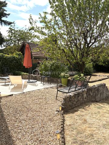 Ezy-sur-Eure, maison 5 pièces avec jardin d'environ 740M².

A seulement quelques pas du centre, découvrez cette maison familiale d'environ 100M² habitables, 
située dans une petite rue au calme, à proximité immédiate des commerces, du marché et des écoles.

Edifiée sur un beau terrain plat, cette maison bien entretenue offre un cadre de vie agréable, à la fois pratique au quotidien et propice à la détente.

Au rez-de-chaussée, vous découvrirez une entrée donnant sur une cuisine aménagée, ouverte sur la salle à manger, dans son prolongement, un salon cosy permet de profiter d'un espace de vie convivial.

Ce niveau dispose également d'un WC indépendant avec lave-mains ainsi que d'une salle de bain.

A l'étage, l'espace nuit propose 3 chambres avec placards, dont une chambre parentale avec sa propre salle d'eau.

Un garage complète la maison et offre un espace appréciable pour le stationnement, le rangement, ou le bricolage, suivant vos besoins.

Un extérieur pensé pour profiter pleinement du jardin constitue l'un des véritables atouts de cette propriété.

Plusieurs terrasses et espaces aménagés permettent de créer différentes ambiances dans le jardin à l'abri des regards: 
coin repas, espace détente, jeux pour enfants, ou moments conviviaux en famille et entre amis.

Les + du bien 

- Environnement calme
- Centre-ville accessible à pied
- Commerces, marché, écoles à proximité
- Terrain plat, soigné
- Plusieurs terrasses et espaces extérieurs aménagés
- Possibilité de garer plusieurs véhicules

Une maison familiale pleine de charme, alliant fonctionnalité et qualité de vie, bénéficiant d'un emplacement recherché et d'un beau jardin, à découvrir sans tarder.