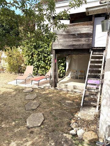 Ezy-sur-Eure, maison 5 pièces avec jardin d'environ 740M².

A seulement quelques pas du centre, découvrez cette maison familiale d'environ 100M² habitables, 
située dans une petite rue au calme, à proximité immédiate des commerces, du marché et des écoles.

Edifiée sur un beau terrain plat, cette maison bien entretenue offre un cadre de vie agréable, à la fois pratique au quotidien et propice à la détente.

Au rez-de-chaussée, vous découvrirez une entrée donnant sur une cuisine aménagée, ouverte sur la salle à manger, dans son prolongement, un salon cosy permet de profiter d'un espace de vie convivial.

Ce niveau dispose également d'un WC indépendant avec lave-mains ainsi que d'une salle de bain.

A l'étage, l'espace nuit propose 3 chambres avec placards, dont une chambre parentale avec sa propre salle d'eau.

Un garage complète la maison et offre un espace appréciable pour le stationnement, le rangement, ou le bricolage, suivant vos besoins.

Un extérieur pensé pour profiter pleinement du jardin constitue l'un des véritables atouts de cette propriété.

Plusieurs terrasses et espaces aménagés permettent de créer différentes ambiances dans le jardin à l'abri des regards: 
coin repas, espace détente, jeux pour enfants, ou moments conviviaux en famille et entre amis.

Les + du bien 

- Environnement calme
- Centre-ville accessible à pied
- Commerces, marché, écoles à proximité
- Terrain plat, soigné
- Plusieurs terrasses et espaces extérieurs aménagés
- Possibilité de garer plusieurs véhicules

Une maison familiale pleine de charme, alliant fonctionnalité et qualité de vie, bénéficiant d'un emplacement recherché et d'un beau jardin, à découvrir sans tarder.