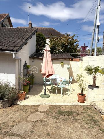 Ezy-sur-Eure, maison 5 pièces avec jardin d'environ 740M².

A seulement quelques pas du centre, découvrez cette maison familiale d'environ 100M² habitables, 
située dans une petite rue au calme, à proximité immédiate des commerces, du marché et des écoles.

Edifiée sur un beau terrain plat, cette maison bien entretenue offre un cadre de vie agréable, à la fois pratique au quotidien et propice à la détente.

Au rez-de-chaussée, vous découvrirez une entrée donnant sur une cuisine aménagée, ouverte sur la salle à manger, dans son prolongement, un salon cosy permet de profiter d'un espace de vie convivial.

Ce niveau dispose également d'un WC indépendant avec lave-mains ainsi que d'une salle de bain.

A l'étage, l'espace nuit propose 3 chambres avec placards, dont une chambre parentale avec sa propre salle d'eau.

Un garage complète la maison et offre un espace appréciable pour le stationnement, le rangement, ou le bricolage, suivant vos besoins.

Un extérieur pensé pour profiter pleinement du jardin constitue l'un des véritables atouts de cette propriété.

Plusieurs terrasses et espaces aménagés permettent de créer différentes ambiances dans le jardin à l'abri des regards: 
coin repas, espace détente, jeux pour enfants, ou moments conviviaux en famille et entre amis.

Les + du bien 

- Environnement calme
- Centre-ville accessible à pied
- Commerces, marché, écoles à proximité
- Terrain plat, soigné
- Plusieurs terrasses et espaces extérieurs aménagés
- Possibilité de garer plusieurs véhicules

Une maison familiale pleine de charme, alliant fonctionnalité et qualité de vie, bénéficiant d'un emplacement recherché et d'un beau jardin, à découvrir sans tarder.