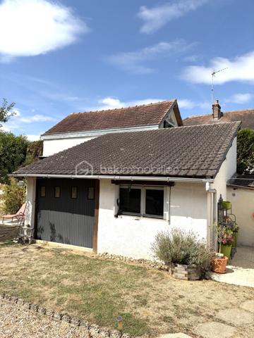 Ezy-sur-Eure, maison 5 pièces avec jardin d'environ 740M².

A seulement quelques pas du centre, découvrez cette maison familiale d'environ 100M² habitables, 
située dans une petite rue au calme, à proximité immédiate des commerces, du marché et des écoles.

Edifiée sur un beau terrain plat, cette maison bien entretenue offre un cadre de vie agréable, à la fois pratique au quotidien et propice à la détente.

Au rez-de-chaussée, vous découvrirez une entrée donnant sur une cuisine aménagée, ouverte sur la salle à manger, dans son prolongement, un salon cosy permet de profiter d'un espace de vie convivial.

Ce niveau dispose également d'un WC indépendant avec lave-mains ainsi que d'une salle de bain.

A l'étage, l'espace nuit propose 3 chambres avec placards, dont une chambre parentale avec sa propre salle d'eau.

Un garage complète la maison et offre un espace appréciable pour le stationnement, le rangement, ou le bricolage, suivant vos besoins.

Un extérieur pensé pour profiter pleinement du jardin constitue l'un des véritables atouts de cette propriété.

Plusieurs terrasses et espaces aménagés permettent de créer différentes ambiances dans le jardin à l'abri des regards: 
coin repas, espace détente, jeux pour enfants, ou moments conviviaux en famille et entre amis.

Les + du bien 

- Environnement calme
- Centre-ville accessible à pied
- Commerces, marché, écoles à proximité
- Terrain plat, soigné
- Plusieurs terrasses et espaces extérieurs aménagés
- Possibilité de garer plusieurs véhicules

Une maison familiale pleine de charme, alliant fonctionnalité et qualité de vie, bénéficiant d'un emplacement recherché et d'un beau jardin, à découvrir sans tarder.