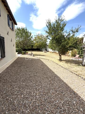 Ezy-sur-Eure, maison 5 pièces avec jardin d'environ 740M².

A seulement quelques pas du centre, découvrez cette maison familiale d'environ 100M² habitables, 
située dans une petite rue au calme, à proximité immédiate des commerces, du marché et des écoles.

Edifiée sur un beau terrain plat, cette maison bien entretenue offre un cadre de vie agréable, à la fois pratique au quotidien et propice à la détente.

Au rez-de-chaussée, vous découvrirez une entrée donnant sur une cuisine aménagée, ouverte sur la salle à manger, dans son prolongement, un salon cosy permet de profiter d'un espace de vie convivial.

Ce niveau dispose également d'un WC indépendant avec lave-mains ainsi que d'une salle de bain.

A l'étage, l'espace nuit propose 3 chambres avec placards, dont une chambre parentale avec sa propre salle d'eau.

Un garage complète la maison et offre un espace appréciable pour le stationnement, le rangement, ou le bricolage, suivant vos besoins.

Un extérieur pensé pour profiter pleinement du jardin constitue l'un des véritables atouts de cette propriété.

Plusieurs terrasses et espaces aménagés permettent de créer différentes ambiances dans le jardin à l'abri des regards: 
coin repas, espace détente, jeux pour enfants, ou moments conviviaux en famille et entre amis.

Les + du bien 

- Environnement calme
- Centre-ville accessible à pied
- Commerces, marché, écoles à proximité
- Terrain plat, soigné
- Plusieurs terrasses et espaces extérieurs aménagés
- Possibilité de garer plusieurs véhicules

Une maison familiale pleine de charme, alliant fonctionnalité et qualité de vie, bénéficiant d'un emplacement recherché et d'un beau jardin, à découvrir sans tarder.