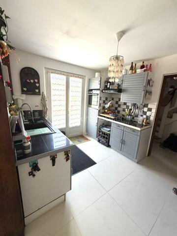 Ezy-sur-Eure, maison 5 pièces avec jardin d'environ 740M².

A seulement quelques pas du centre, découvrez cette maison familiale d'environ 100M² habitables, 
située dans une petite rue au calme, à proximité immédiate des commerces, du marché et des écoles.

Edifiée sur un beau terrain plat, cette maison bien entretenue offre un cadre de vie agréable, à la fois pratique au quotidien et propice à la détente.

Au rez-de-chaussée, vous découvrirez une entrée donnant sur une cuisine aménagée, ouverte sur la salle à manger, dans son prolongement, un salon cosy permet de profiter d'un espace de vie convivial.

Ce niveau dispose également d'un WC indépendant avec lave-mains ainsi que d'une salle de bain.

A l'étage, l'espace nuit propose 3 chambres avec placards, dont une chambre parentale avec sa propre salle d'eau.

Un garage complète la maison et offre un espace appréciable pour le stationnement, le rangement, ou le bricolage, suivant vos besoins.

Un extérieur pensé pour profiter pleinement du jardin constitue l'un des véritables atouts de cette propriété.

Plusieurs terrasses et espaces aménagés permettent de créer différentes ambiances dans le jardin à l'abri des regards: 
coin repas, espace détente, jeux pour enfants, ou moments conviviaux en famille et entre amis.

Les + du bien 

- Environnement calme
- Centre-ville accessible à pied
- Commerces, marché, écoles à proximité
- Terrain plat, soigné
- Plusieurs terrasses et espaces extérieurs aménagés
- Possibilité de garer plusieurs véhicules

Une maison familiale pleine de charme, alliant fonctionnalité et qualité de vie, bénéficiant d'un emplacement recherché et d'un beau jardin, à découvrir sans tarder.
