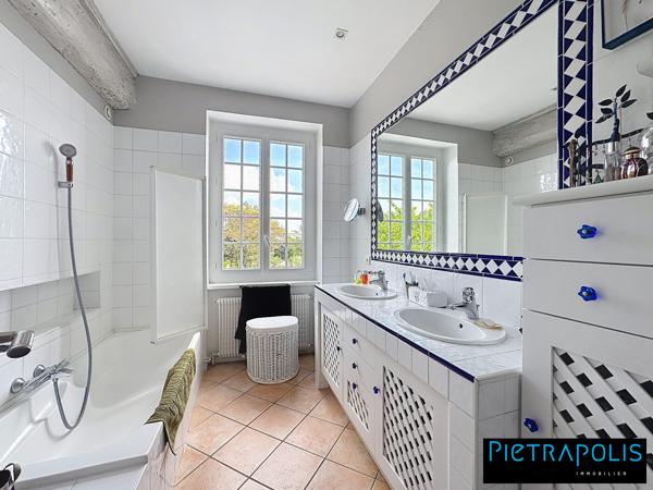 Magnifique Maison de 280 m2 : 7 chambres, piscine et dépendance, terrain de 1400 m2 - Soucieu-en-Jarrest