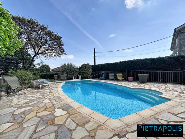 Magnifique Maison de 280 m2 : 7 chambres, piscine et dépendance, terrain de 1400 m2 - Soucieu-en-Jarrest
