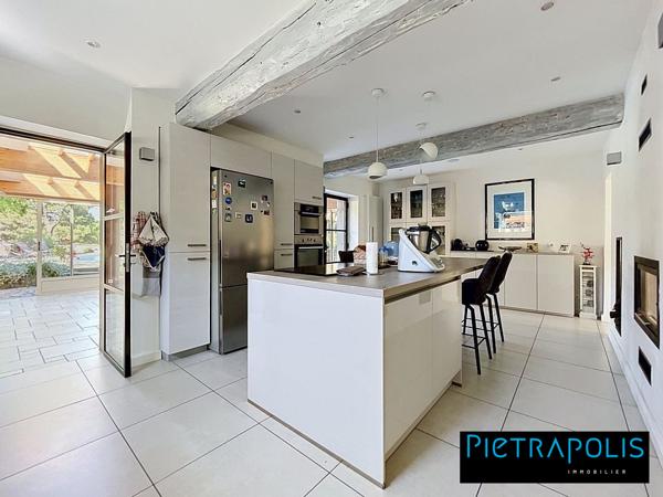 Magnifique Maison de 280 m2 : 7 chambres, piscine et dépendance, terrain de 1400 m2 - Soucieu-en-Jarrest