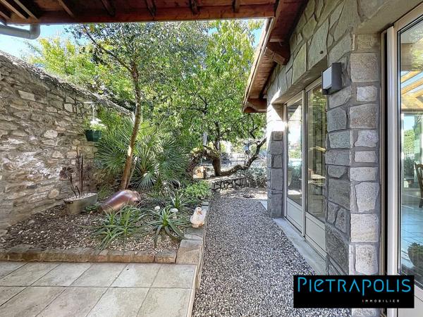 Magnifique Maison de 280 m2 : 7 chambres, piscine et dépendance, terrain de 1400 m2 - Soucieu-en-Jarrest