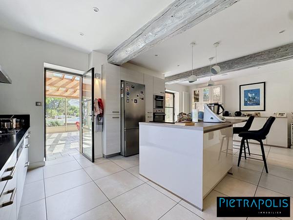 Magnifique Maison de 280 m2 : 7 chambres, piscine et dépendance, terrain de 1400 m2 - Soucieu-en-Jarrest